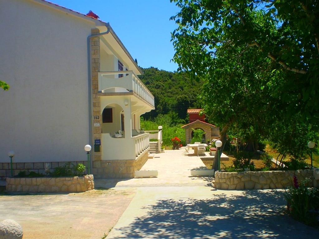 Apartments Vesna Kampor Екстер'єр фото